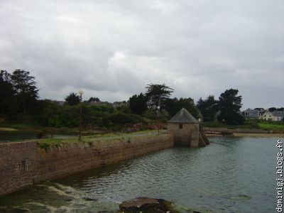 Le moulin de Ploum...avec l'étang derrière (réserve d'eau)